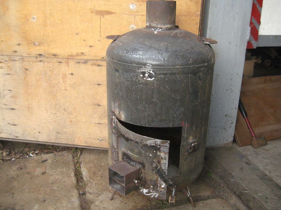 Печь-буржуйка из  бойлера.