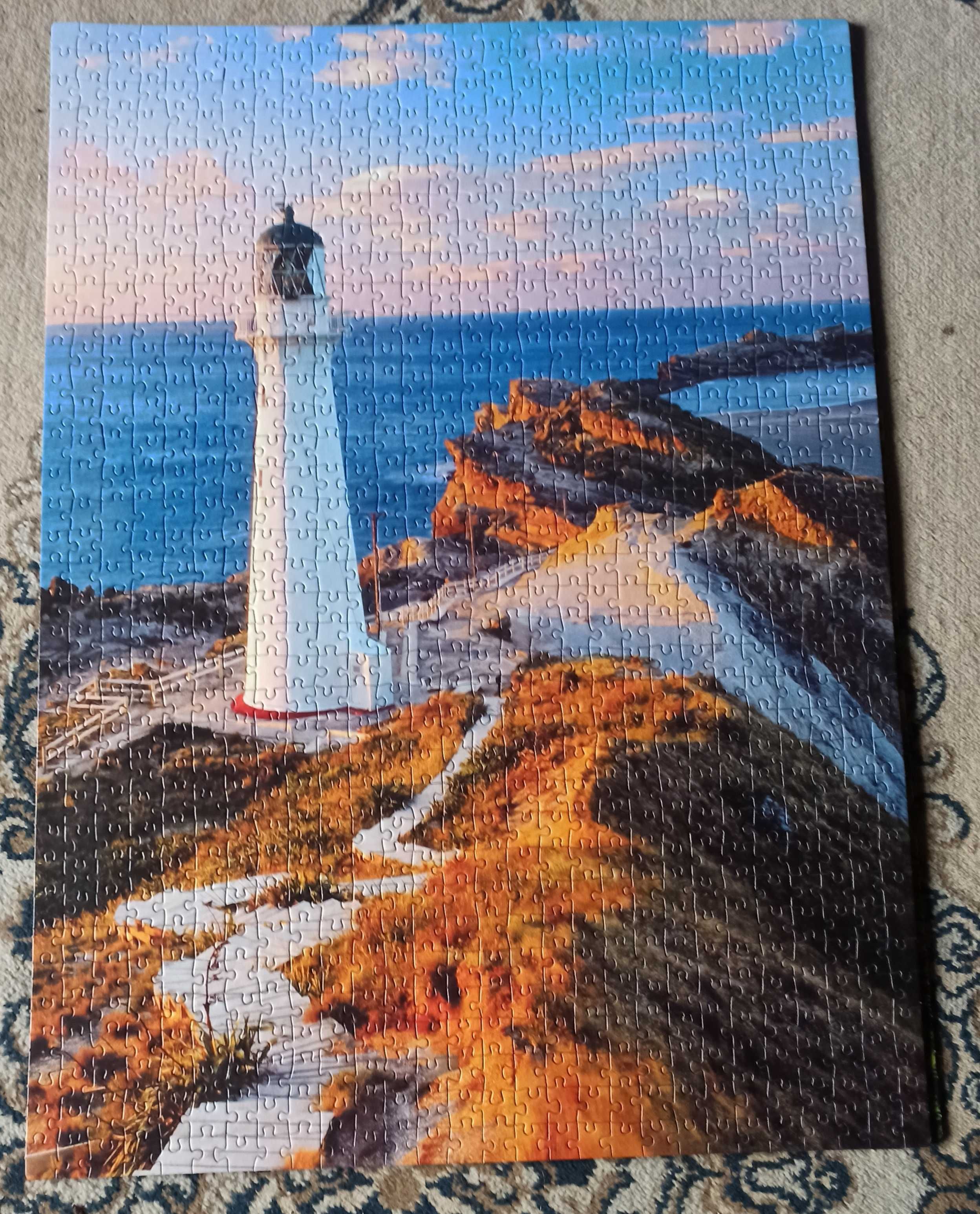 OBRAZ: ułożone i podklejone puzzle Clementoni Latarnia 68x48cm.