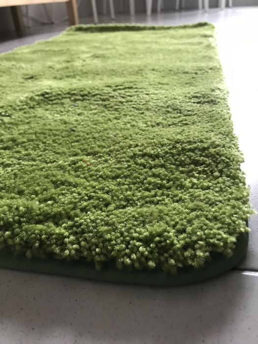 Tapetes verde com pelo médio