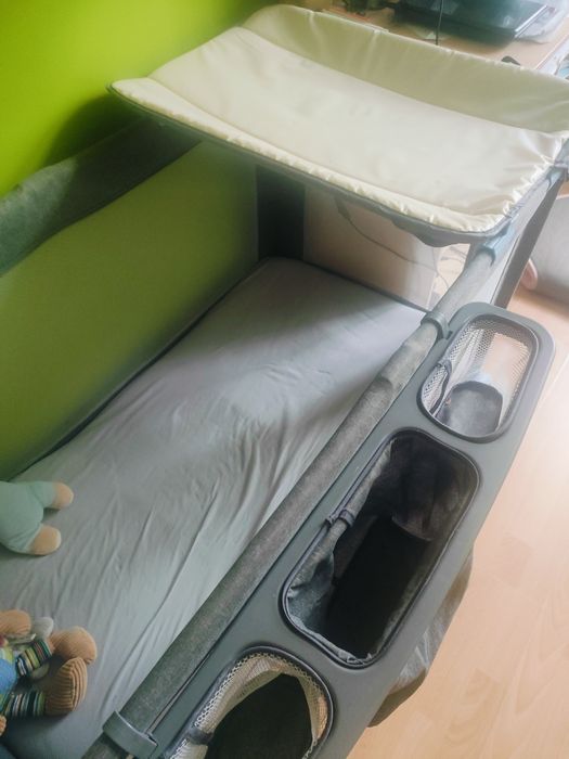 Łóżeczko turystyczne Kinderkraft z akcesoriami.