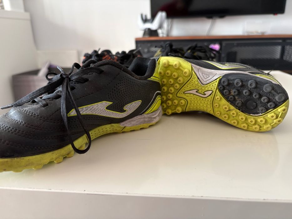 3 pares de chuteiras de futsal de criança 31/32