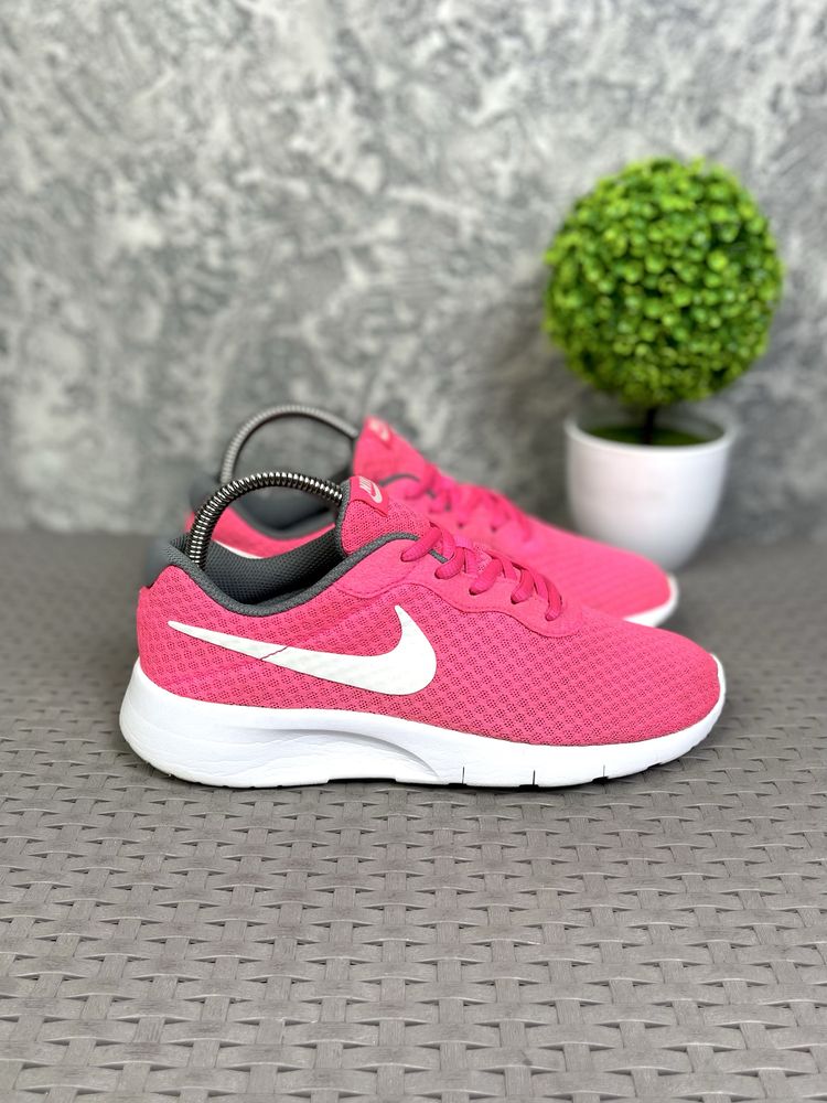 Nike Tanjun кроссовки 38 размер женские спортивные розовые оригинал