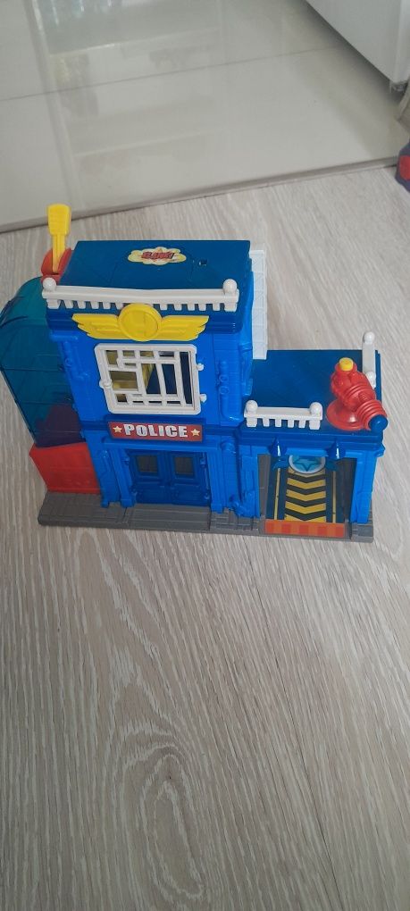 Baza policji Super things, gratis figurka