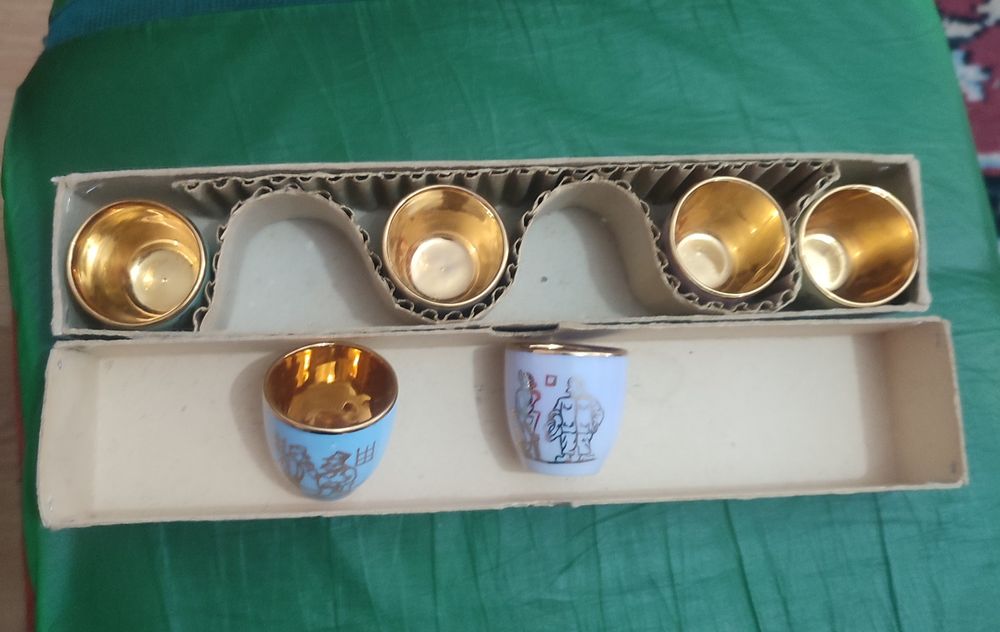 Фарфорові з позолотоючарочки для лікору