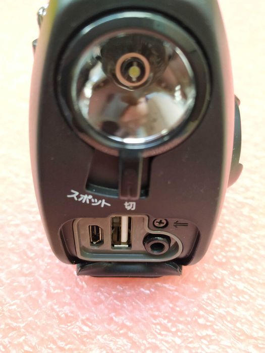 radio SONY ICF-B99 na korbkę z ogniwem słonecznym