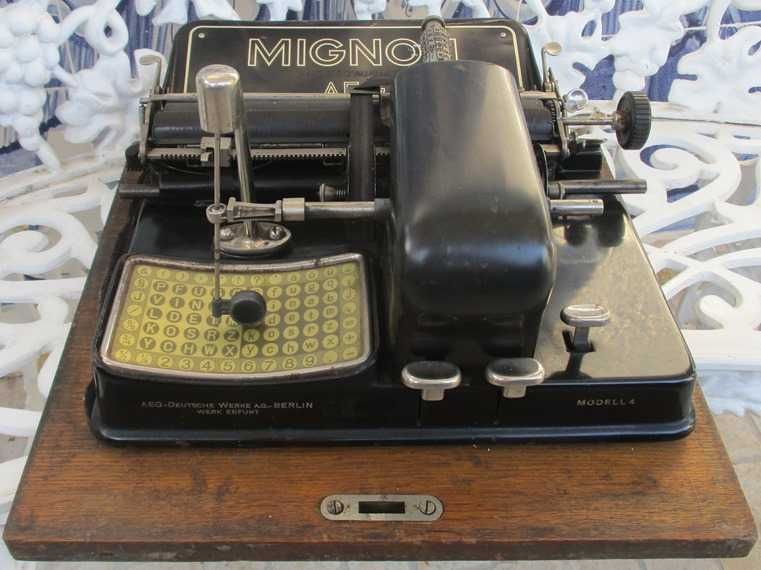 Maquina escrever com 120 anos com caixa