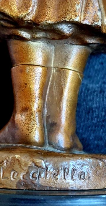 Figurka dziewczynki z kotem  brąz  autora  Lecalello