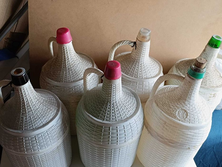 Garrafões antigos para vinho