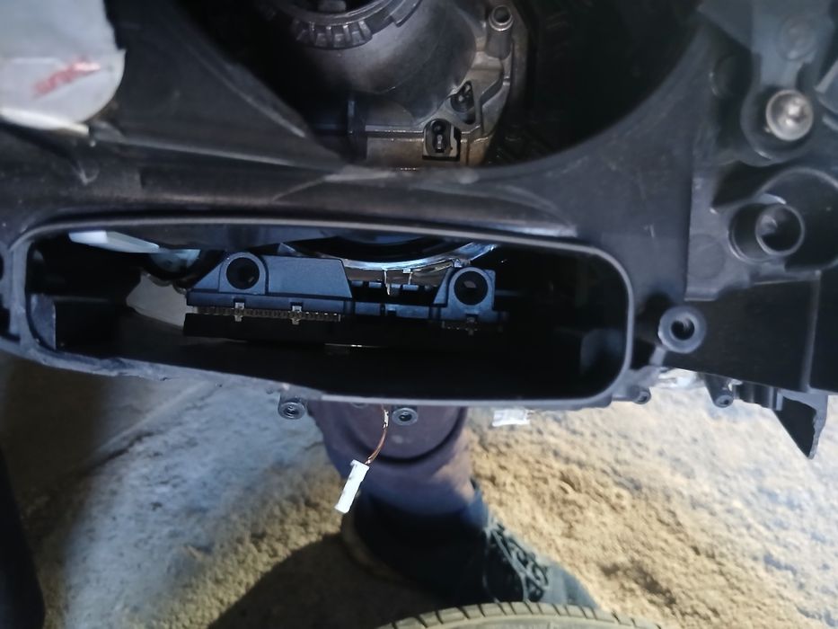 Lampa Przednia BMW F10 F11 Lewa Przedliftowa Uszkodzona