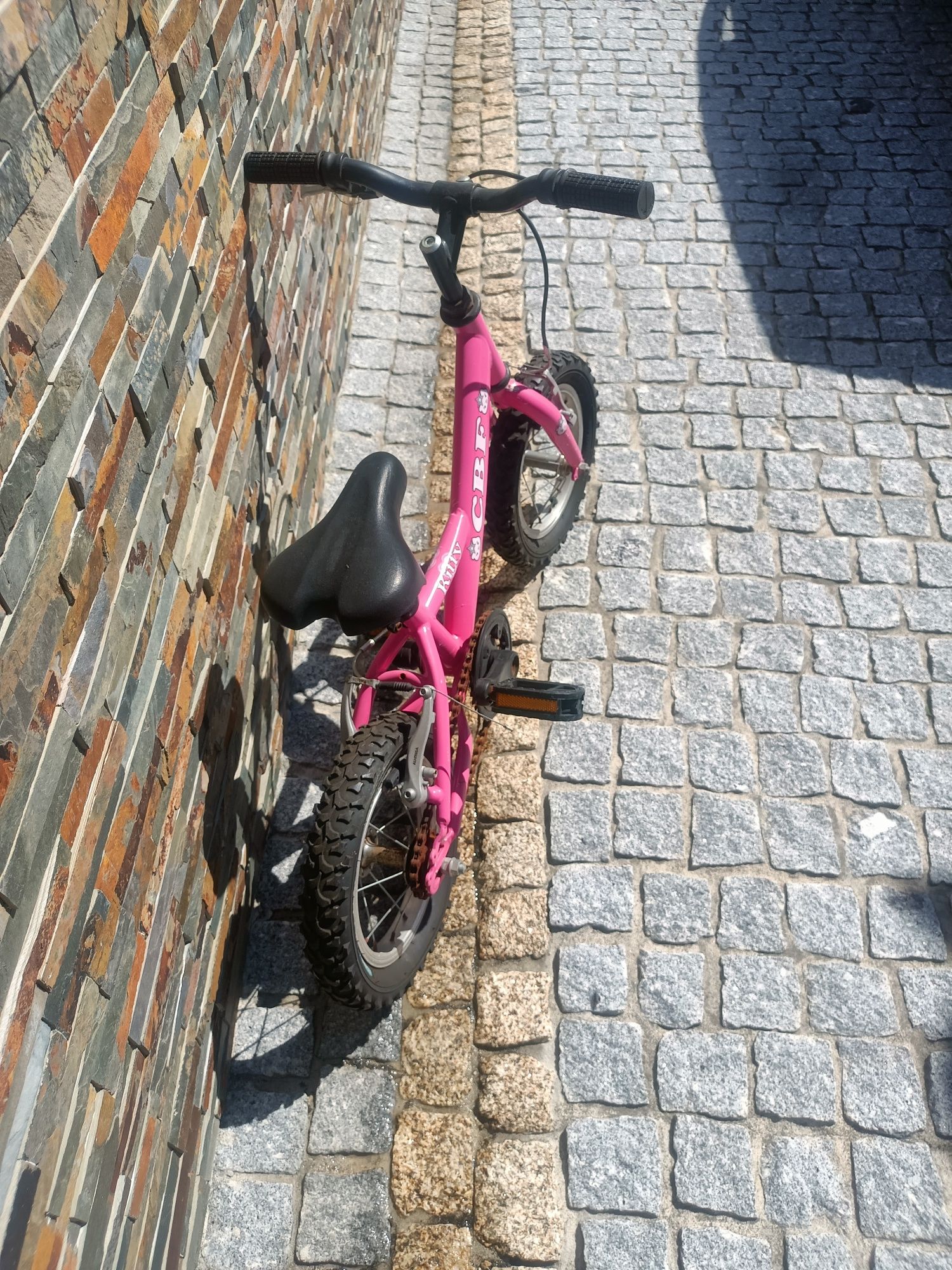 Vendo bicicleta de menina para iniciar pedaladas