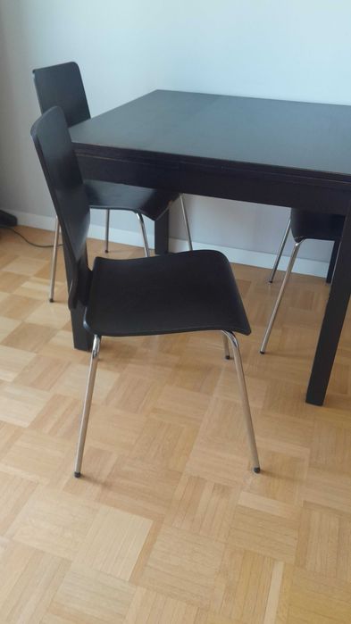 Stół z powyłamywanymi nogami ale za to rozkładany + 3 krzesła!