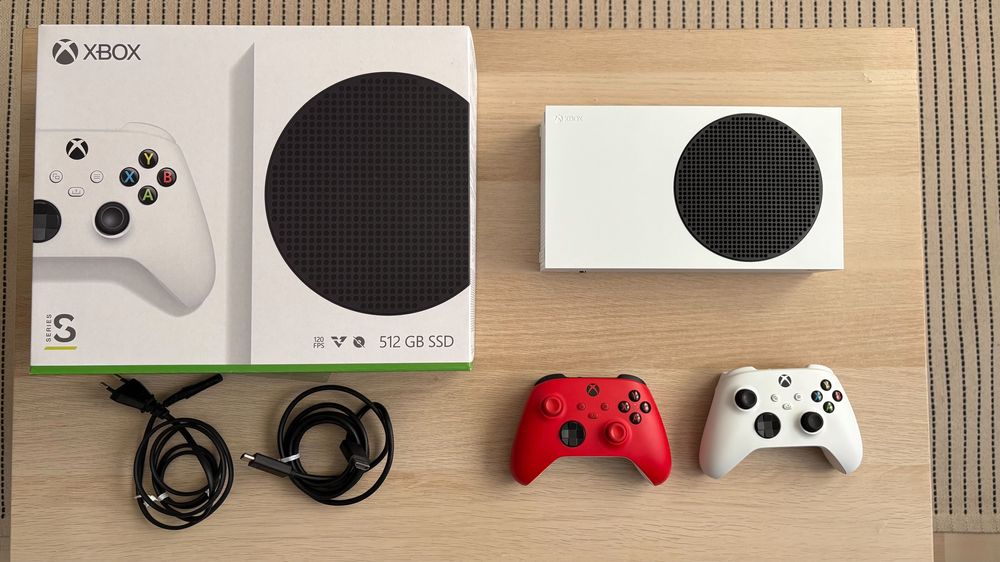Xbox Series S 512GB SSD, Dwa pady, Stan bardzo dobry