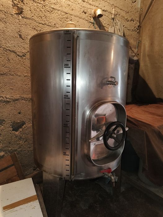 Cubas de vinho e esmagadora