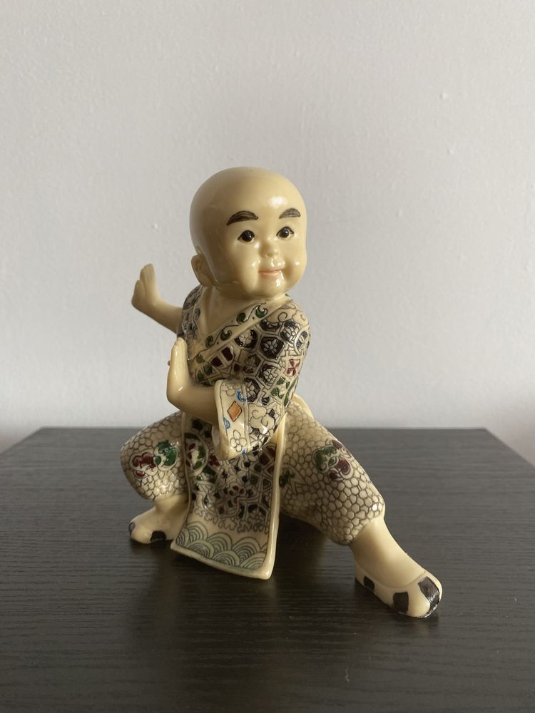 Conjunto Três figuras Monges (Kung Fu/Tai Chi) em resina da China.