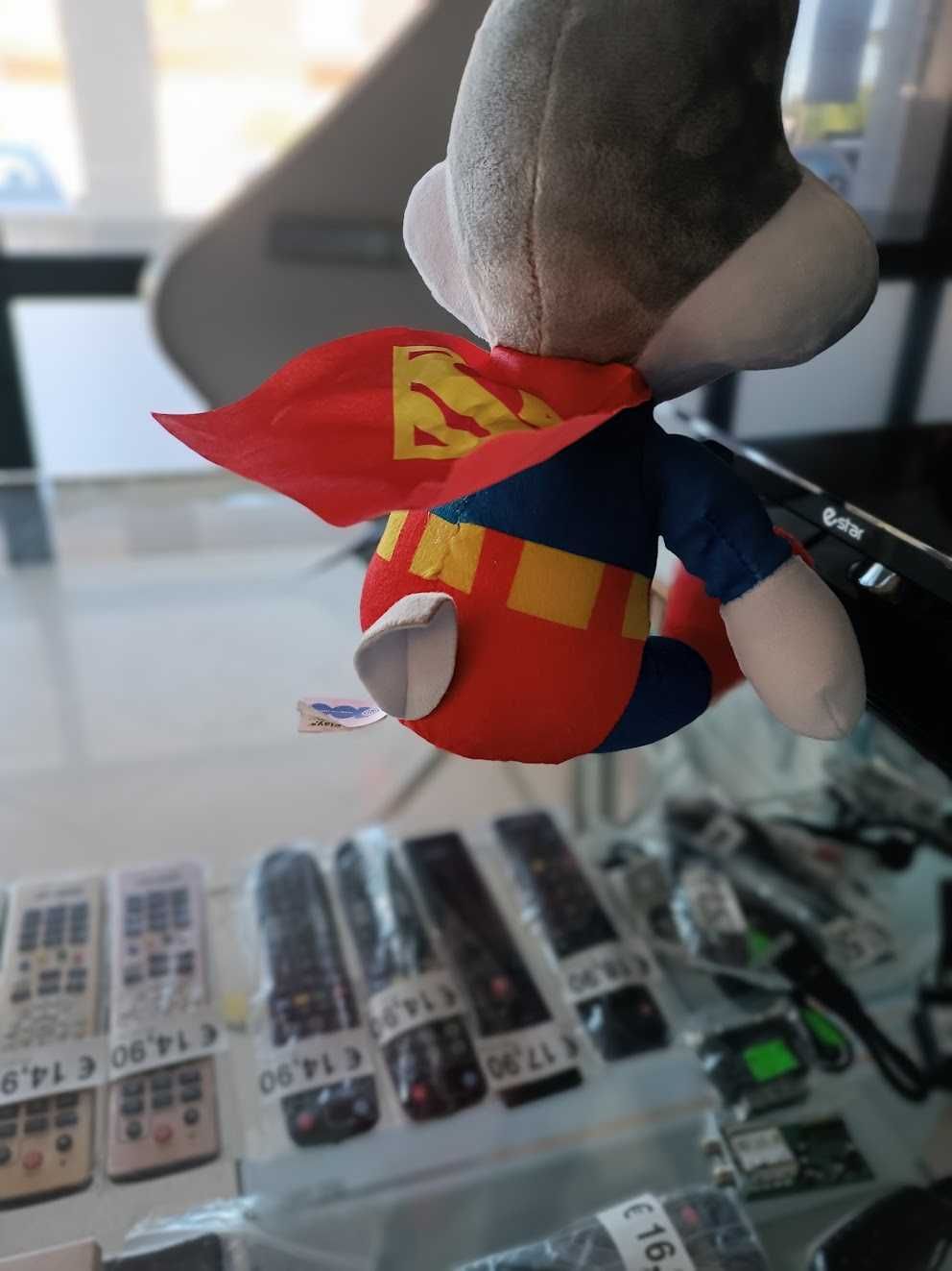 PROMO:Peluche Bugs Bunny Superman 30cm (Edição 100 anos Warner Bros.)