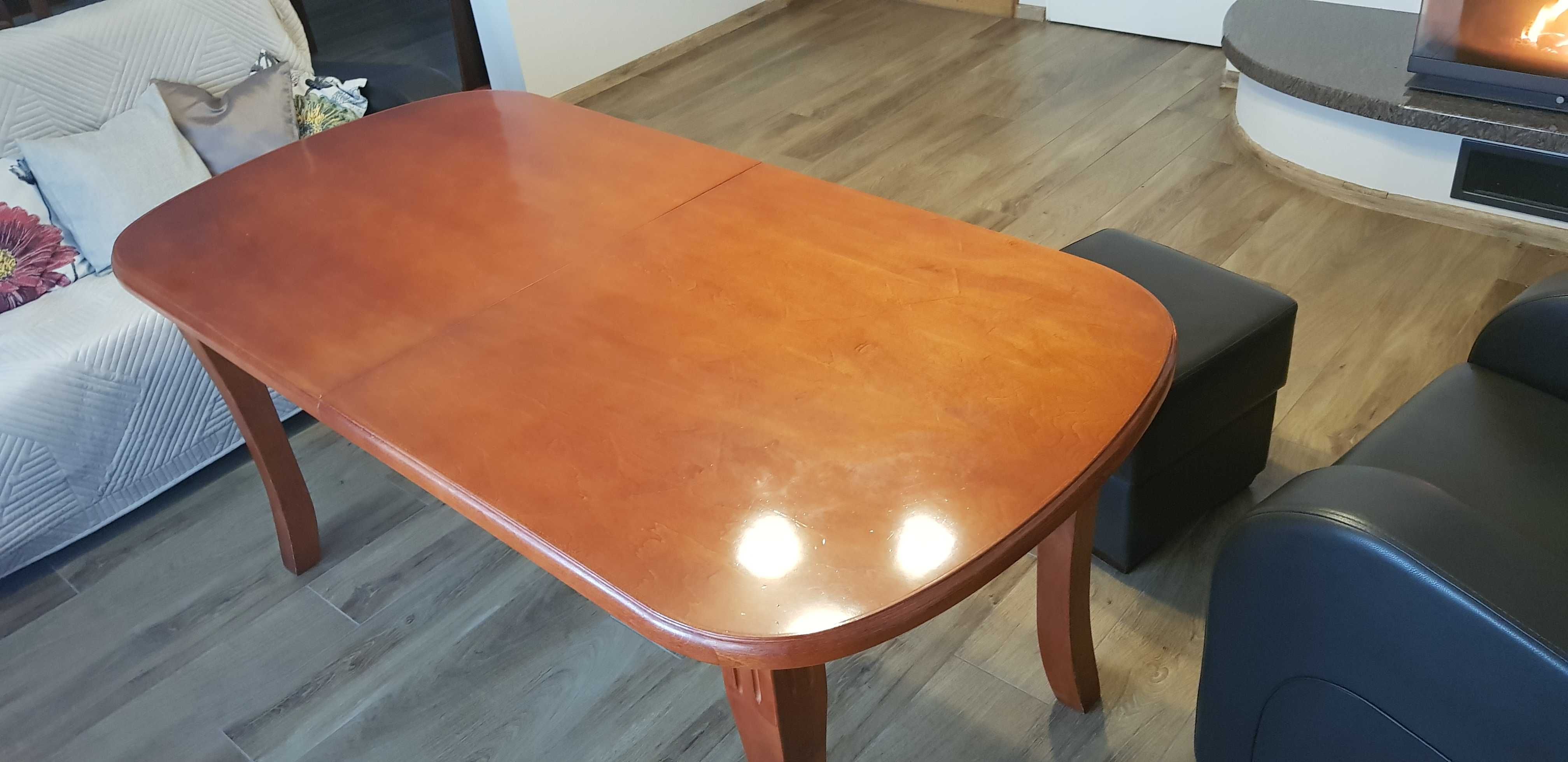 Stół drewniany w stylu klasycznym