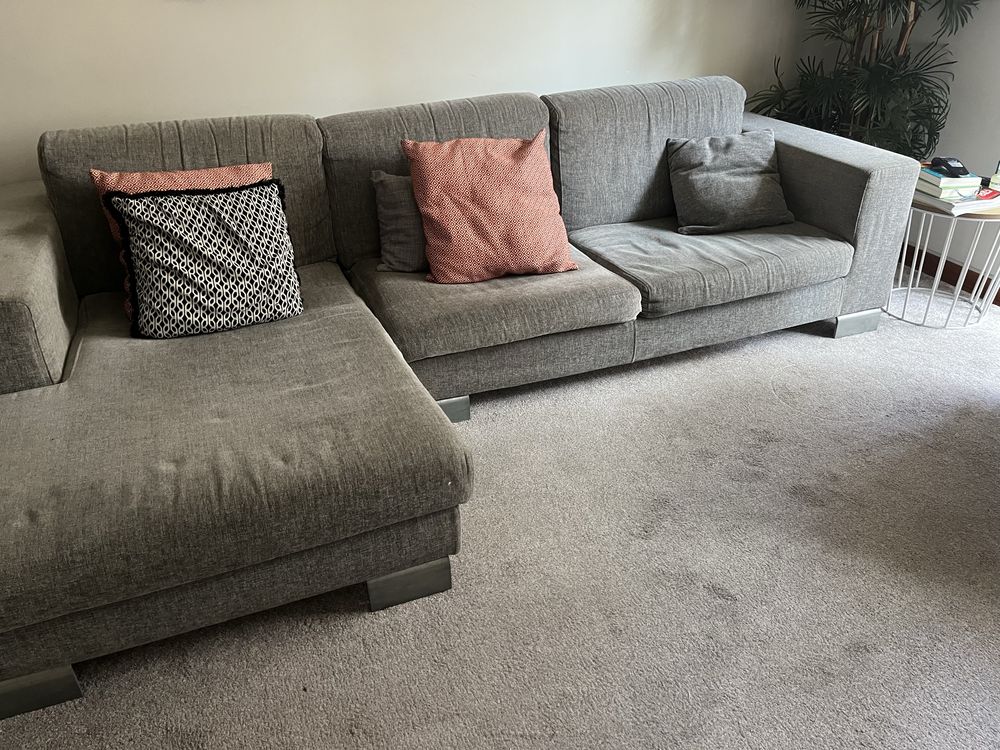 Sofá com chaiselongue, em tecido, cor cinzento