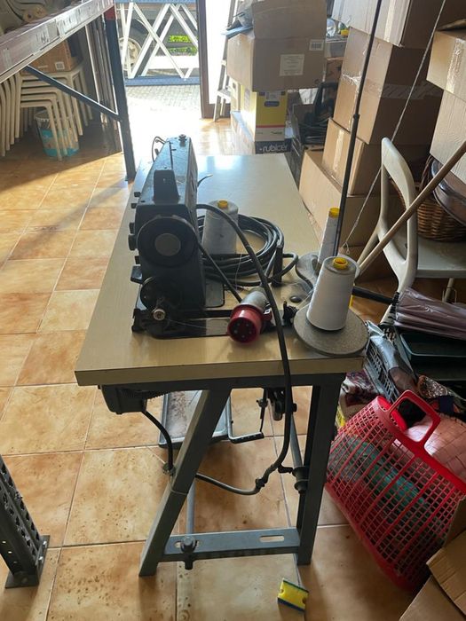 Máquina de costura marca Singer