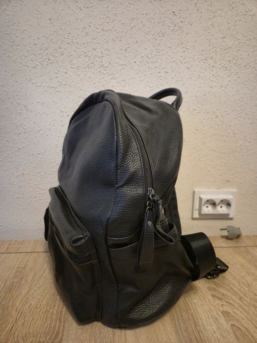 Чорний шкіряний рюкзак