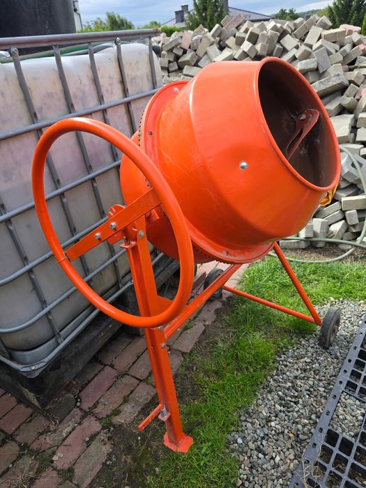 Betoniarka wolnospadowa.