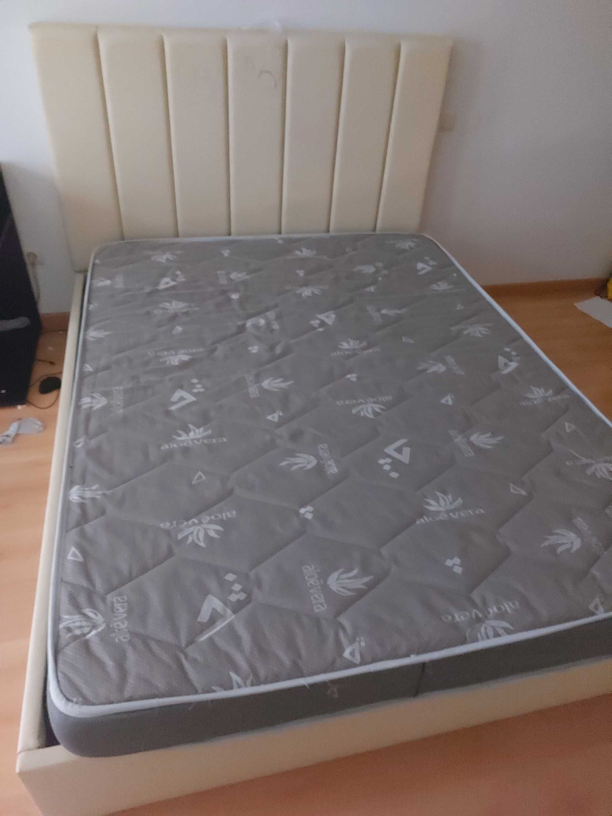 Cama grande de casal