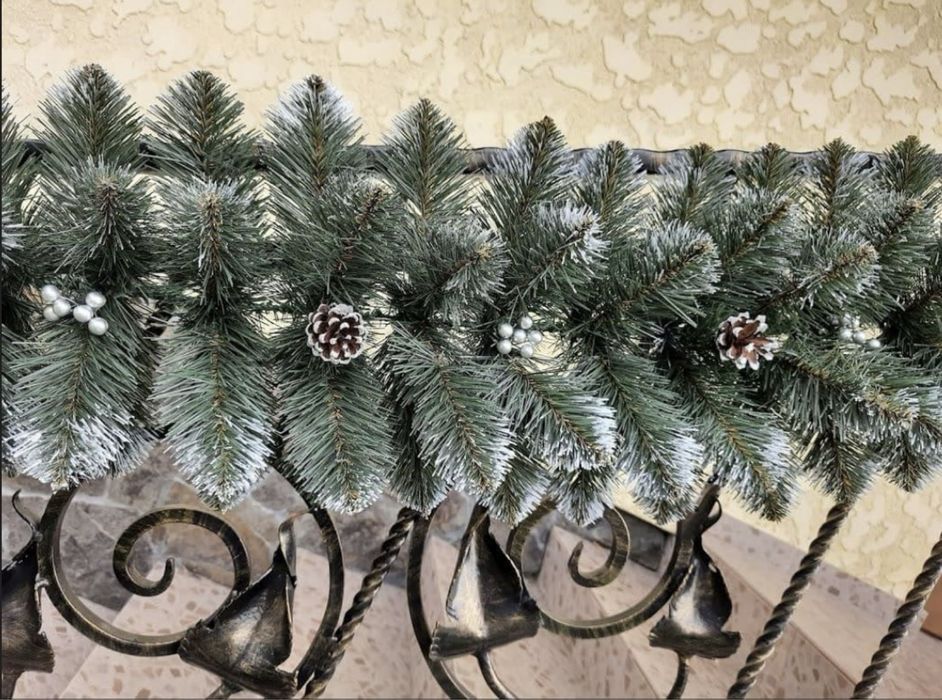 Гірлянда хвойна Кармен зі срібними шишками та перлами 2.70 м