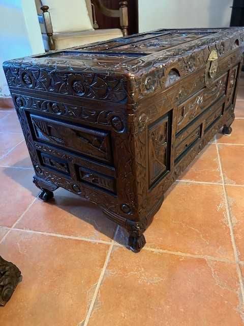 Arca de Cânfora Trabalhada