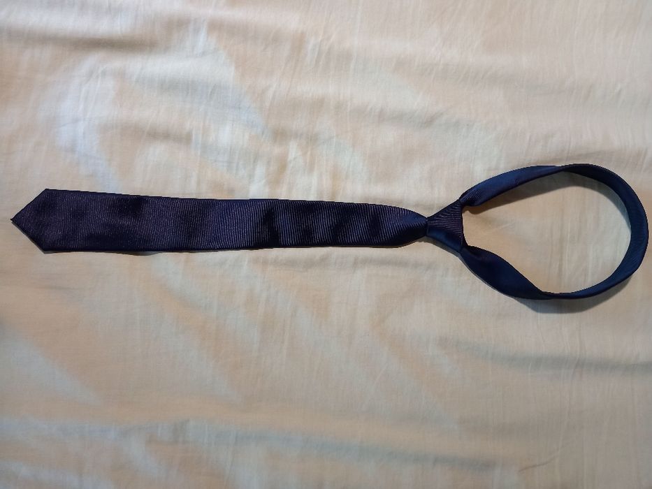 Gravata preta listada