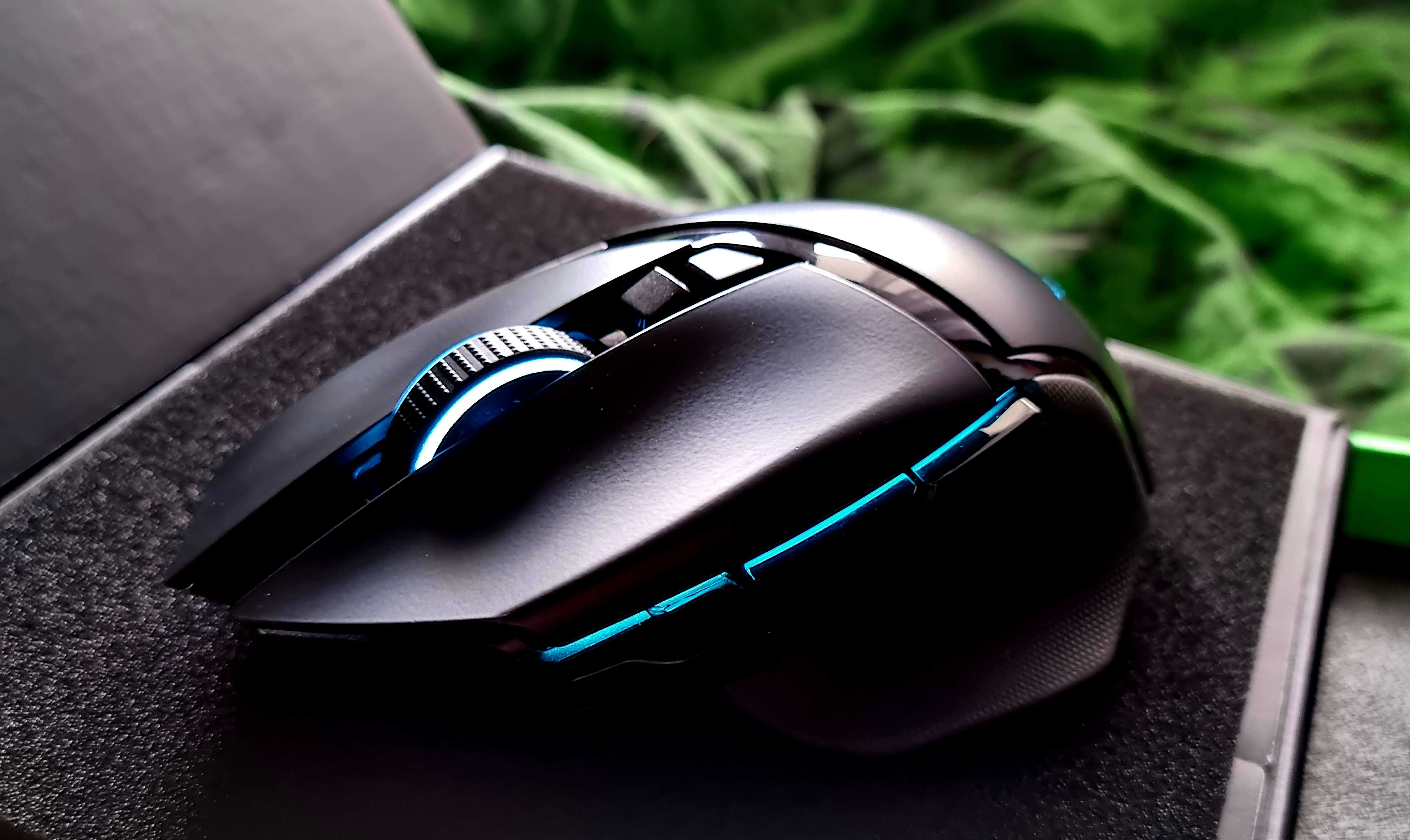 Razer Basilisk Ultimate Wireless gaming mause with charging dock