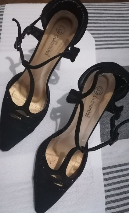 Lindos sapatos em camurça preta