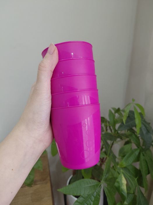 Różowe plastikowe kubki na piknik