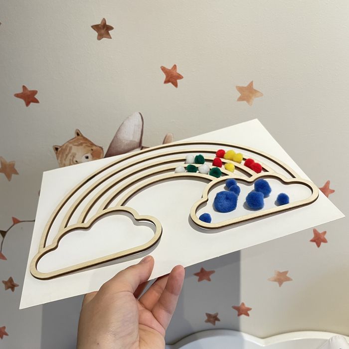 Drewniana tęcza do układania pomponów przesypywanek montessori