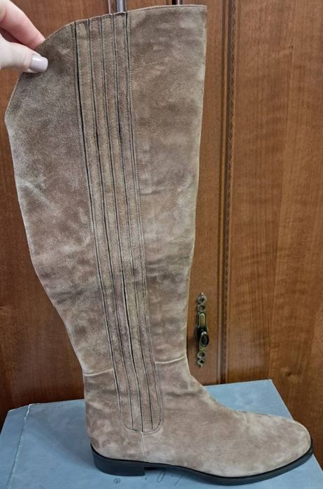 Продам женские натуральные замшевые сапоги