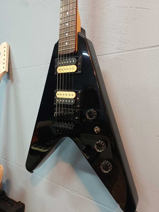 Epiphone Flying V 2 Корея, Н-Н Zebra PUs, +чехол +ремень, есть ВИДЕО