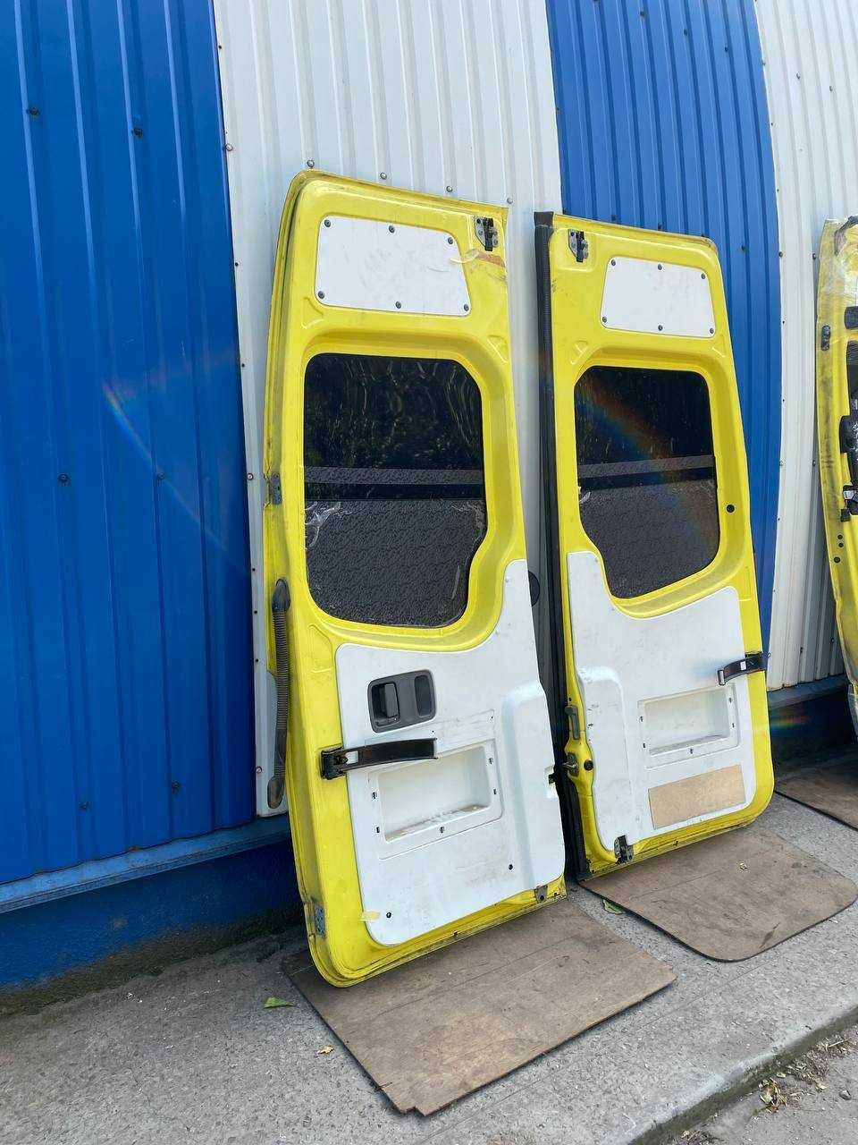 Задние двери Спринтер 906 со стеклом Крафтер задние Sprinter шрот