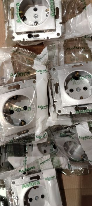 електрична розетка із заземлюючим контактом серії Asfora 100