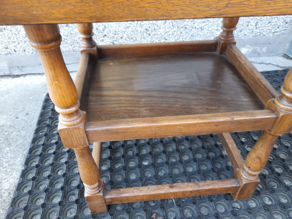 Stary dębowy stolik z terakotą