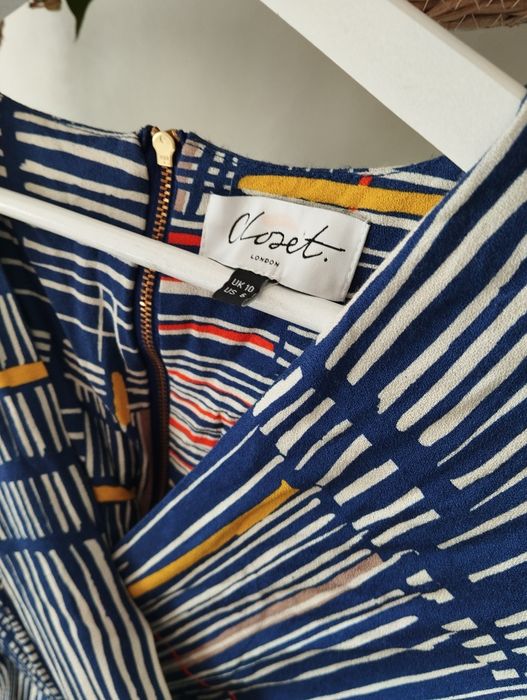 Sukienka koktajlowa, kopertowy dekolt, przewiązanie, niebieskie wzory