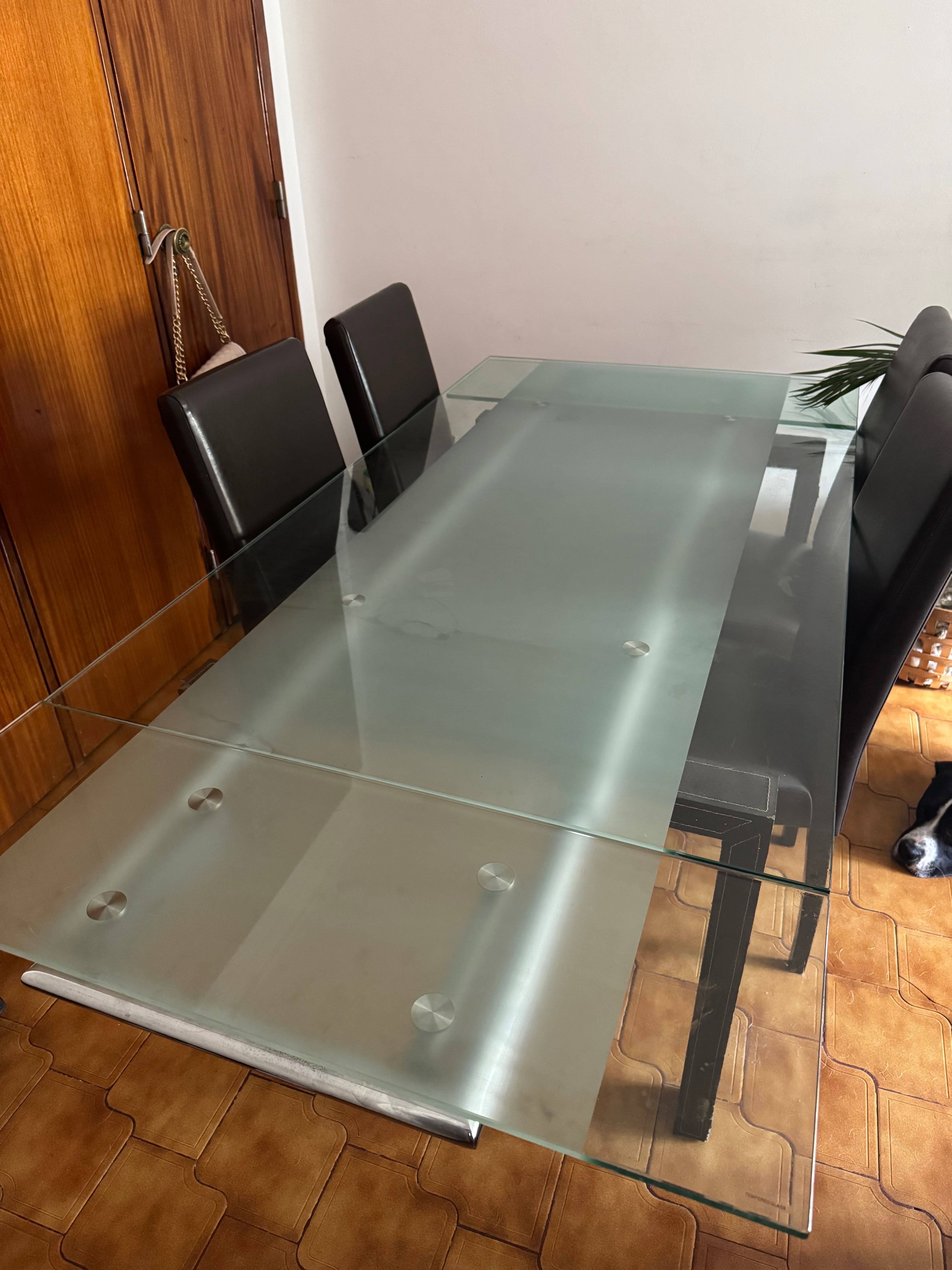 Mesa de vidro com 4 cadeiras