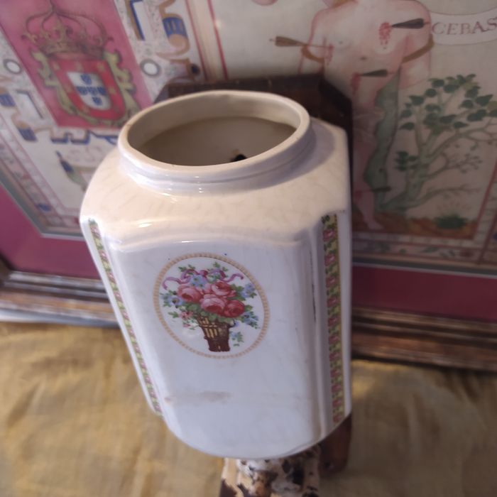 Antigo moinho de café de parede