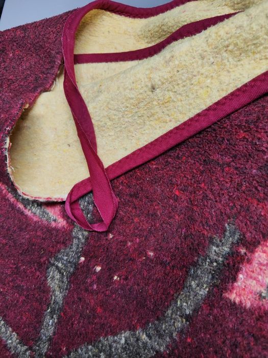Cobertor de várias cores um sítio da bainha a descoser