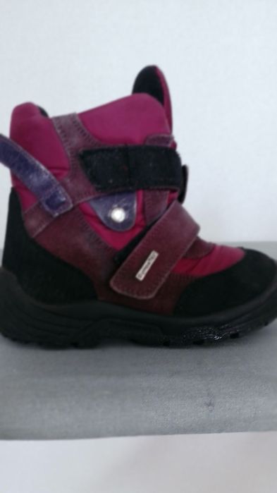 Чобітки зимові і міжсезонні,прорезинена підошва,застібка на липучкі.