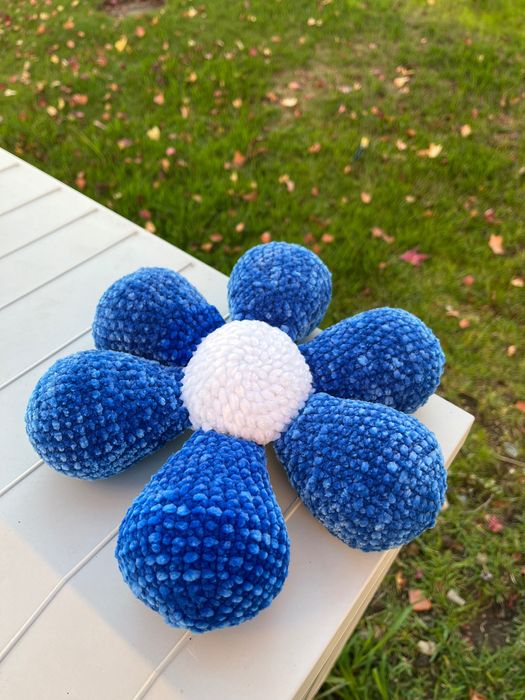 Almofada decorativa de flor em crochet