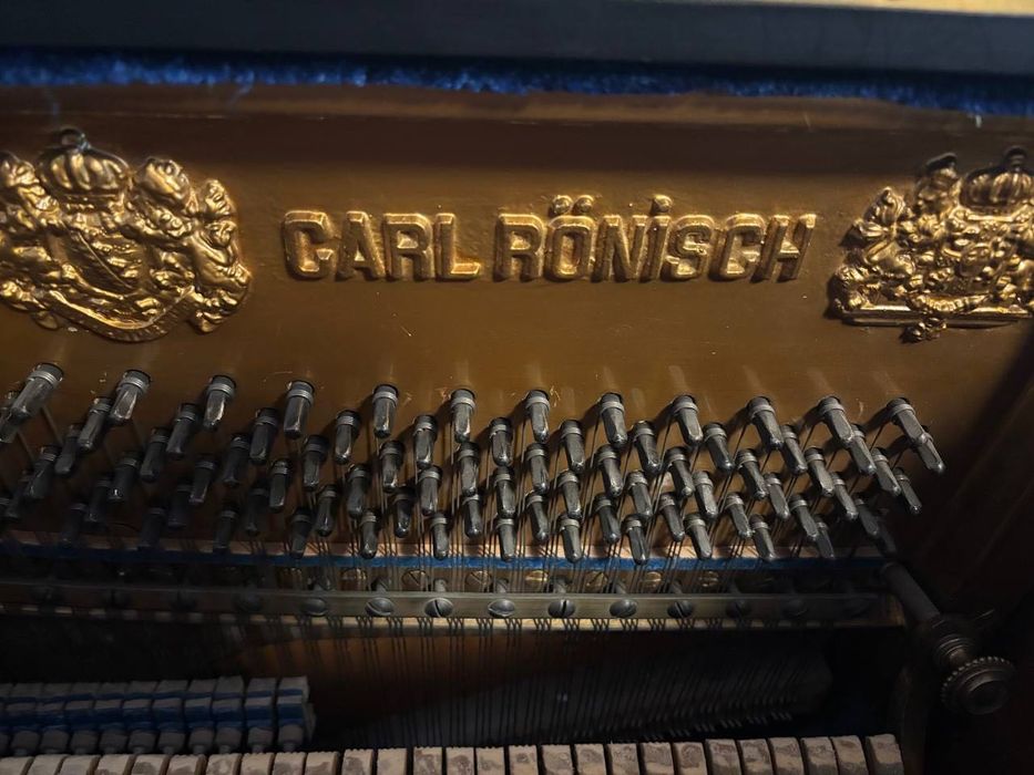 Піаніно Ronisch з підсвічниками