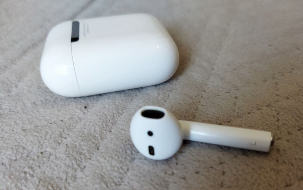 Apple iPhone 5 + Airpods 2 emc 2862 (кейс і лівий навушник)