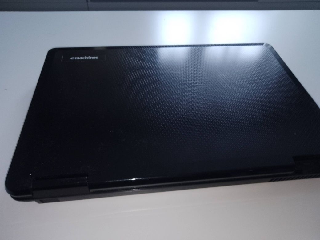 Dwa około 12 letnie laptopy