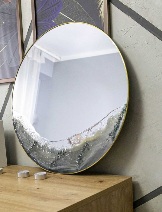 Loftowe lustro w złotej ramce z żywicą 50cm