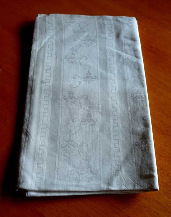 Antyk. Adamaszek.Secesyjna pościel  z kufra.