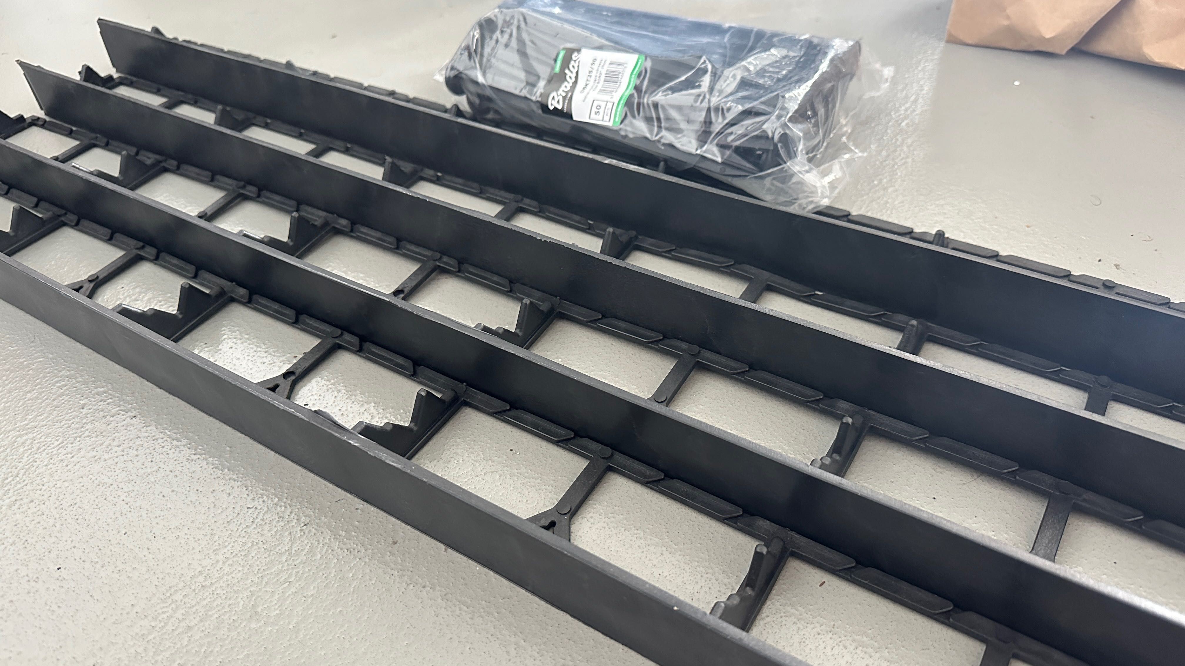 Obrzeże trawnikowe 45mm 6x1m + kotwy szpilki Bradas
