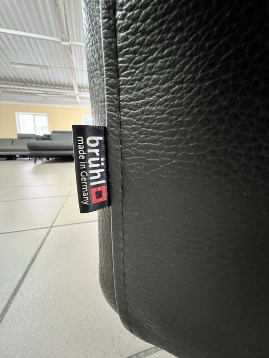 Диван чорний шкіряний з подушками модерн